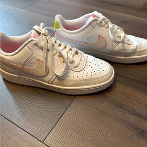Nike Women's Court Vision Low